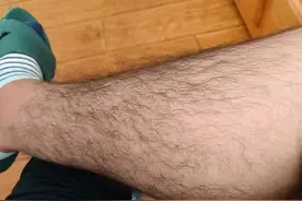 为什么有的男人腿毛旺盛，有的光秃秃？你该知道事实了图片