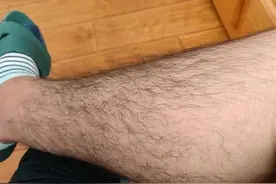 为什么有的男人腿毛旺盛，有的光秃秃？你该知道事实了图片