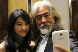 与刘亦菲杨幂传绯闻，争3亿家产眼睛被泼辣椒水，张纪中混乱情史图片