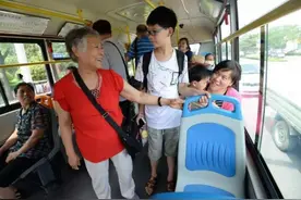 10岁女童遭老人强制让座，妈妈简单几句话：给全车人都上了一课图片