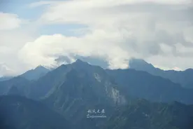 杜陵看山，秦岭望长安，抱龙峪里观云听秋风图片