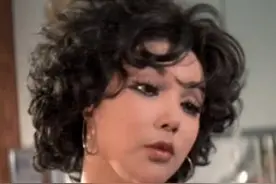 她曾是将门千金，却为走红拍三级一夜成名，晚年破产曾靠摆摊为生图片