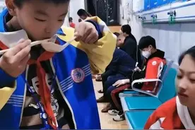 暖心！江苏弟弟独自陪生病的姐姐去医院打针，妈妈看见后瞬间泪目图片