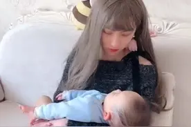宝爸带娃使出“绝招”，化妆成“妈妈”成功哄睡，一般人做不来图片