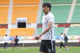 前国足队长杜威野球场中圈吊射破门 球迷：职业和业余差别太大图片