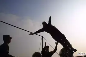 新战友，单杠引体向上做不了？班长来支招！图片