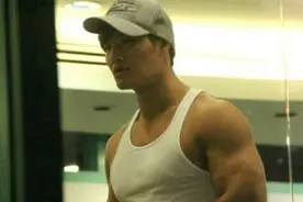 金钟国在节目中展现身上的肌肉，不愧为健身狂，身上一块一块的图片