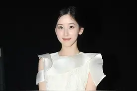 刘强东的“小娇妻”长相十分甜美，一身浅色造型，看着清纯可爱图片