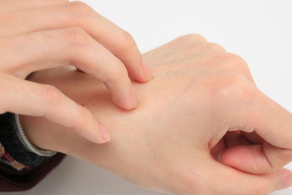 皮肤摸着有很多颗粒像鸡皮疙瘩