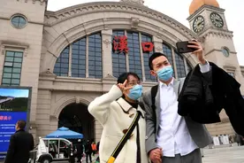 去年各自“援鄂抗疫” 今日共赴“樱花之约” 新疆克拉玛依江苏扬州两位“援鄂天使”领结婚证重返武汉图片