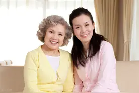 “儿媳生赔钱货，有脸回家”丈夫直接把婆婆踹出门：咱家你最赔钱图片