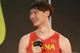 CBA三消息：上海4年顶薪签大王，何重达并未离队，银河战舰将启程图片