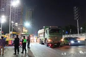 惨！一对母女卷入泥头车底图片