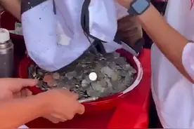 河南一男子结婚，兄弟凑3000枚硬币随礼：记账大爷直接写“一盆”图片