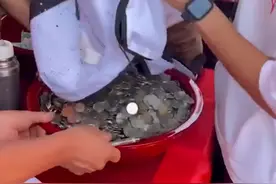 河南一男子结婚，兄弟凑3000枚硬币随礼：记账大爷直接写“一盆”图片