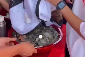 河南一男子结婚，兄弟凑3000枚硬币随礼：记账大爷直接写“一盆”图片