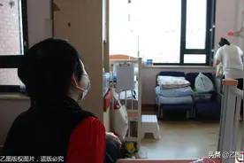 妈妈要打工挣钱，重病少女病房里自己照顾自己，看着让人心酸图片
