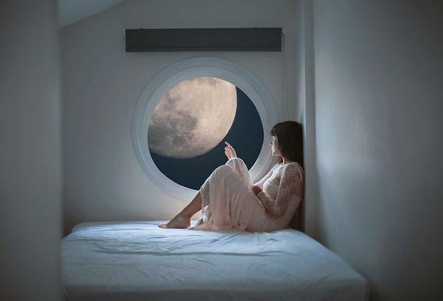 身患抑郁症,她靠一组自拍来摆脱精神上的痛苦