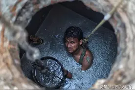 印度徒手掏粪工：干着又脏又累的活，每5天就有1人死去图片