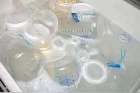 奶瓶清洗这3种错误行为，相当于在给宝宝喝“毒奶”，家长别忽视图片