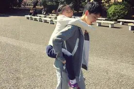 兄妹俩相差20岁，误被当成爸爸，哥哥只能扮嫩送妹妹上幼儿园图片