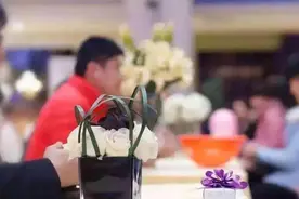 男子暗恋女孩六年未果，无奈只好去相亲，看见相亲女后，他傻眼了图片