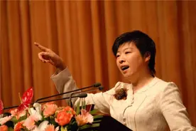 被学生轰下台的于丹，现状如何？跌落神坛的日子里，丈夫不离不弃图片