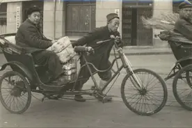 1956年的上海，黄包车还有，货物靠人力平板车运输图片