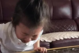 萌娃吃鱼吃一半，发现是自己所养的那条，欲哭无泪的表情笑翻网友图片