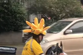 太可爱叭！美团外卖小哥满头都是兔耳朵，饿了么小哥满头是竹蜻蜓图片