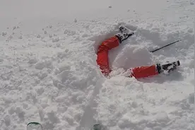法国﻿女子滑雪时出意外，上半身栽进雪里动弹不得，幸好朋友路过图片