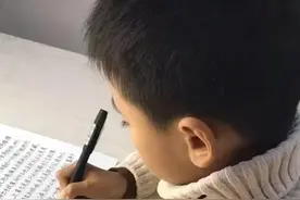 8岁男孩写“神仙字迹”，爆红网络圈粉百万，网友：未来书法家图片