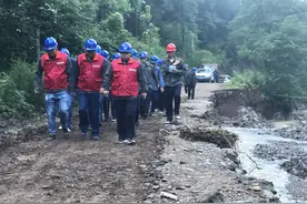 河南栾川：挖掘机开路，30个人轮流抬着变压器，运往山区村庄图片