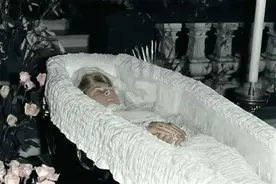 24年前戴安娜魂断巴黎，查尔斯追悔不已，在医院最后一次含泪吻她图片