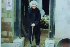 母亲眼睛瞎了以后依然管家，临终前，儿子发现钱匣子里只有一沓纸图片