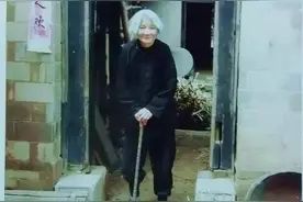 母亲眼睛瞎了以后依然管家，临终前，儿子发现钱匣子里只有一沓纸图片