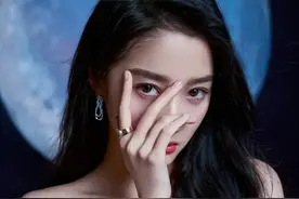 关晓彤精修照片里指甲缝有不明黑泥？美少女不应该都爱美甲吗？图片
