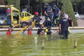 恐怖！西班牙男孩喷泉里游泳，瞬间被水压吸进喷泉管道，不治身亡图片