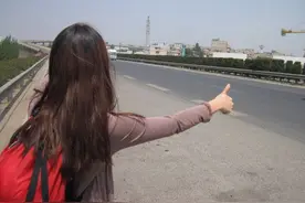 那个花83元穷游西藏，不愿解开衣扣的女孩，11年后现状如何？图片