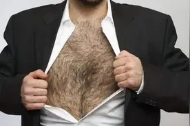 为什么有的男性胸部长毛，有的却没有？看完或许会明白图片