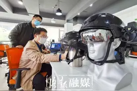 洛阳造“抗疫神器”智能头盔 戴上一眼能测多人体温图片
