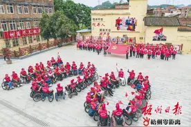 两广残疾人团体在梧州平浪村开展红色歌曲快闪活动，坐着轮椅齐唱《我和我的祖国》图片