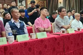 相声演员杨进明喜收高徒，高峰代表德云社亮相，未见侯耀华影子图片