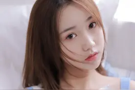 梨涡少女粉嫩白皙的肌肤性感锁骨精致养眼图片