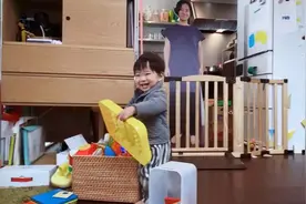 孩子太黏人，日本爸爸哄娃出奇招：小孩也未免太好骗了吧哈哈哈图片