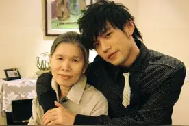 妈妈高中辍学，爸爸神秘莫测，易烊千玺的成名路没你想得那么简单图片