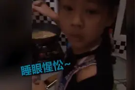 女儿熬夜煮手擀面为父庆生，爸爸吃到一半就哭了！画面令人感动图片