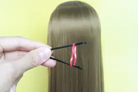 1根皮筋2个夹子扎出漂亮蝴蝶披肩发，慢动作编发视频