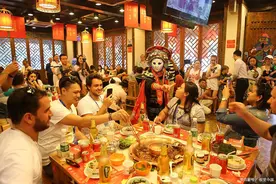 成都大叔开火锅店，靠给顾客“免单”做活生意，老板一年赚一套房图片
