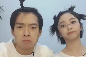 谭松韵和魏大勋拍照卖萌，两人短袖酷似情侣衫，似乎也蛮般配的图片